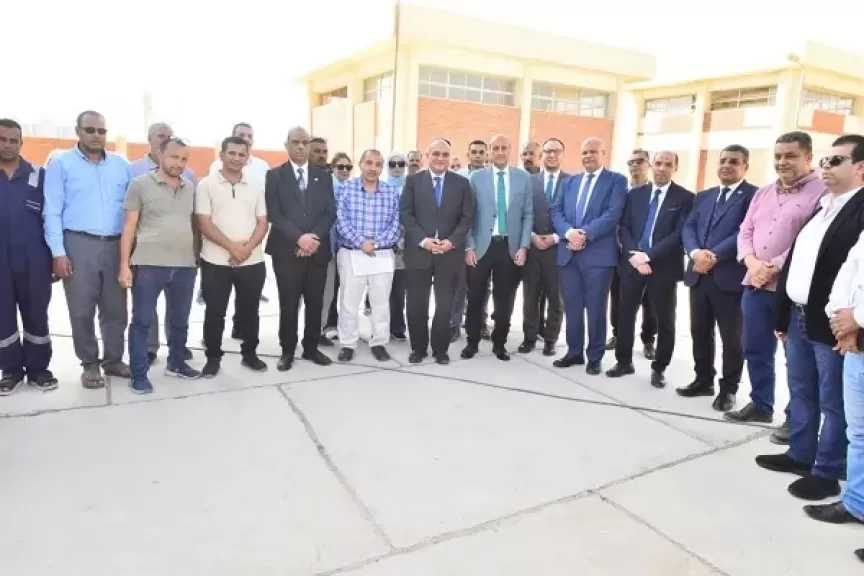 محافظ أسيوط ونائب وزير المالية يتفقدان المنطقة الصناعية بعرب العوامر