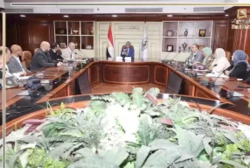 محافظ بني سويف يلتقي مستثمري بياض العرب الصناعية لمناقشة التحديات التي تواجه المصانع