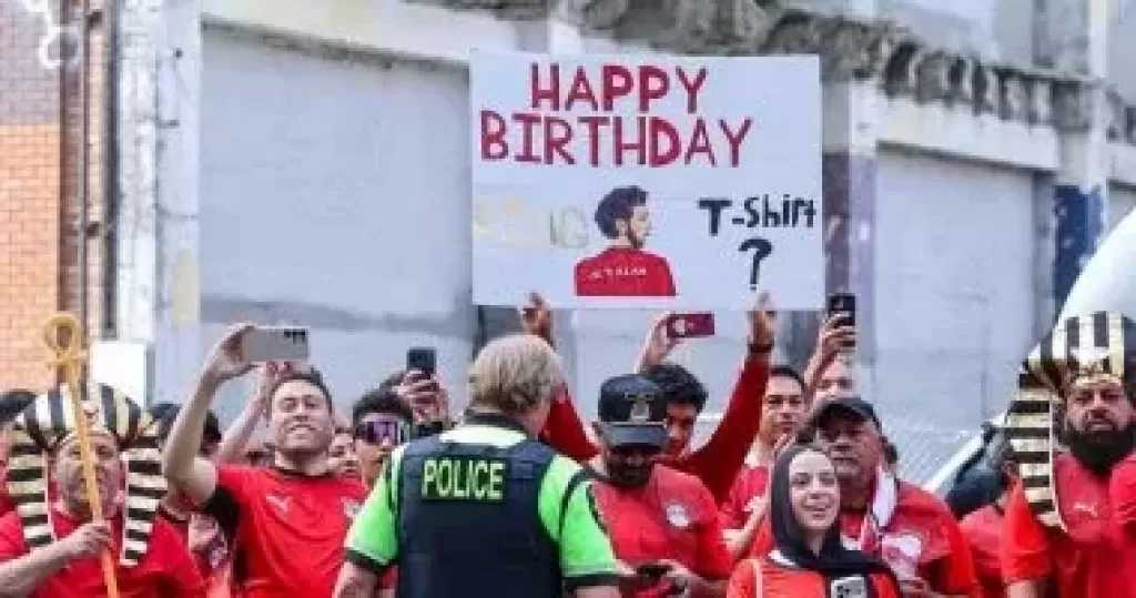 الجماهير المصرية تحتفل بعيد ميلاد محمد صلاح قبل مباراة بلجيكا