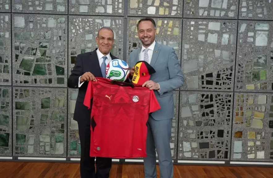 صورة تذكارية لوزيري خارجية مصر وبلجيكا قبيل إقامة مباراة منتخبيهما بكأس العالم