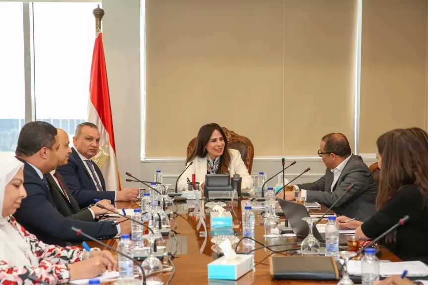 وزيرة الإسكان تبحث مقترح إنشاء مشروع “أوت ليت” تجاري بشرق القاهرة