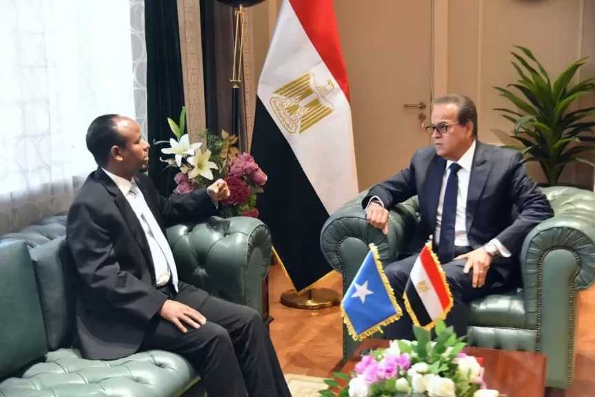 وزير الصحة يبحث مع نظيره الصومالي تعزيز التعاون الثنائي وتبادل الخبرات في المجالات الصحية