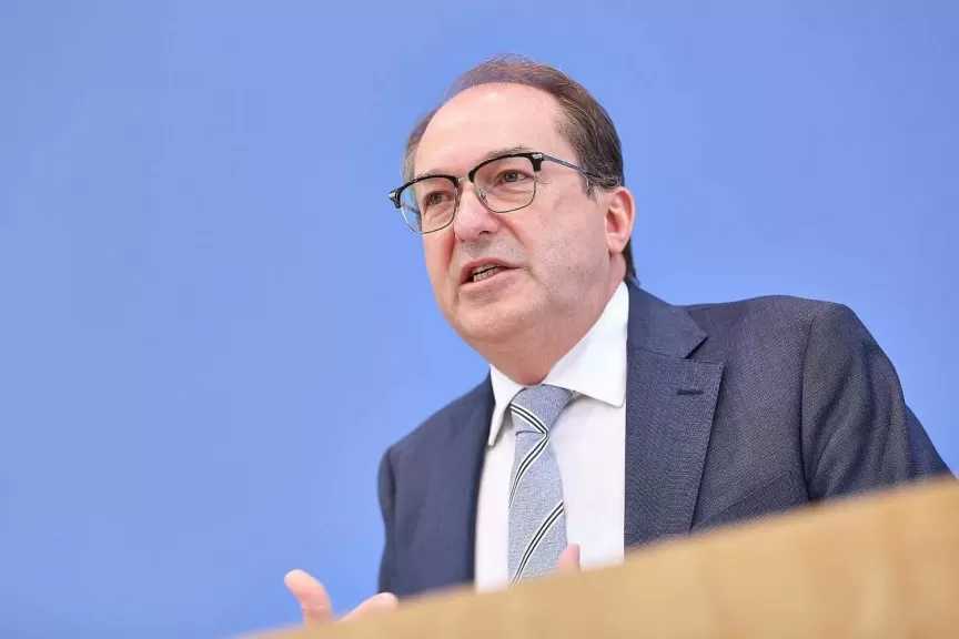 وزير الداخلية الألماني يفتتح مركزا لمواجهة التهديدات الهجينة