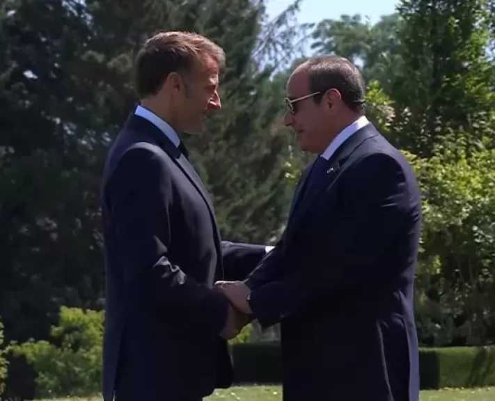 الرئيس السيسي يصل مقر انعقاد قمة مجموعة السبع.. وماكرون في استقباله