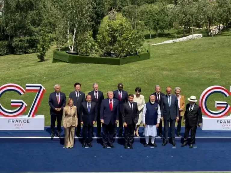 الرئيس السيسي يتوسط صورة تذكارية مع القادة المشاركين في قمة G7