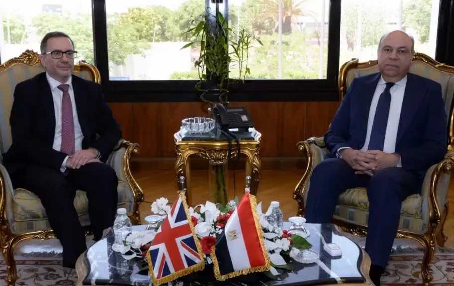 وزير الطيران المدني يبحث مع السفير البريطاني تعزيز الشراكة الاستراتيجية