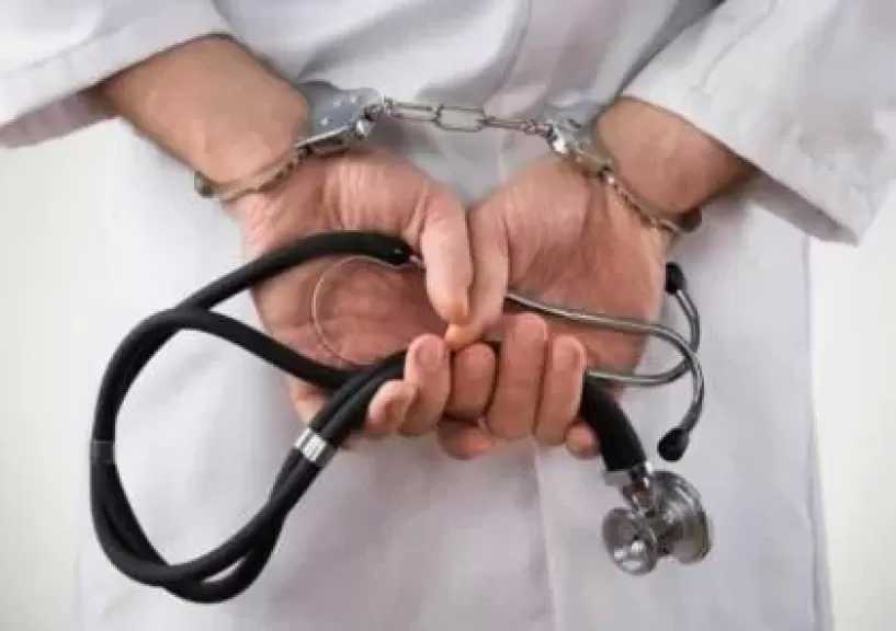 حبس متهم بانتحال صفة طبيب وإدارة عيادة دون ترخيص في الدقي