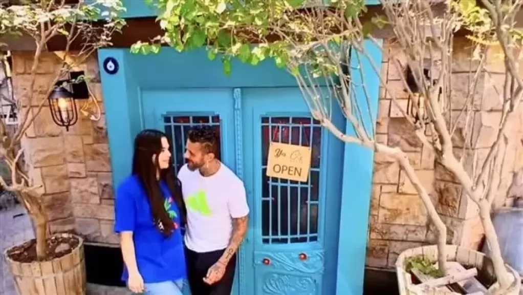 أحمد الفيشاوي يلفت الأنظار بصورة رومانسية جديدة مع خطيبته