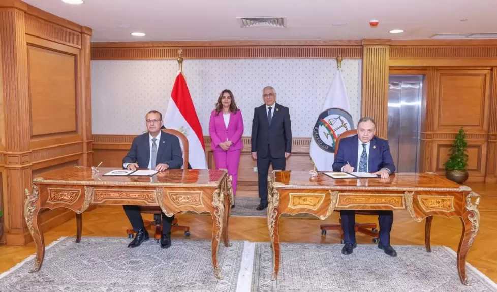 وزيرة التنمية المحلية والبيئة والنائب العام يشهدان مراسم تسليم 52 قطعة أرض للوزارة بعد إخلائها من إشغالات المركبات المتحفظ عليها
