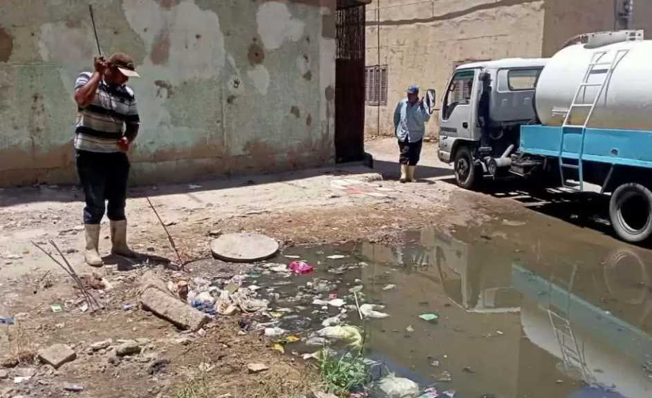 استمرار أعمال شفط تراكمات مياه الصرف الصحي في حي المناخ ببورسعيد
