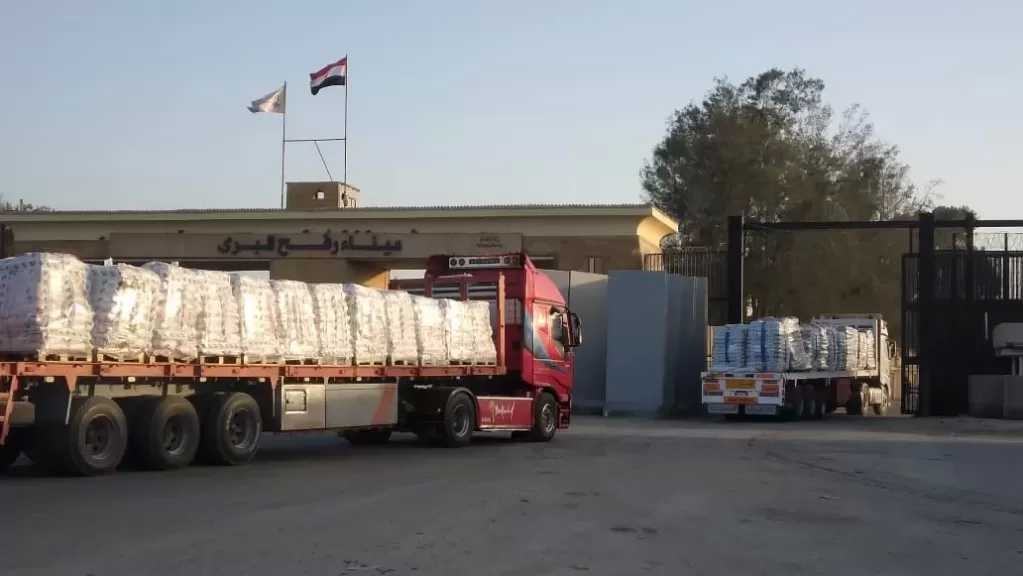 دخول شاحنات المساعدات من معبر رفح البري تجاه كرم أبو سالم لدعم غزة