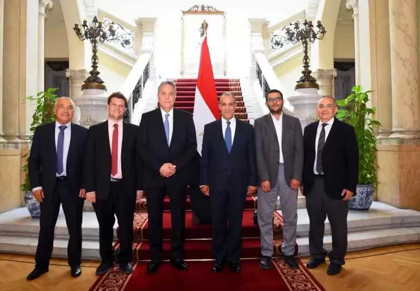 وزير الخارجية يلتقي الوفد الطبي المصري العائد من تنزانيا وكينيا