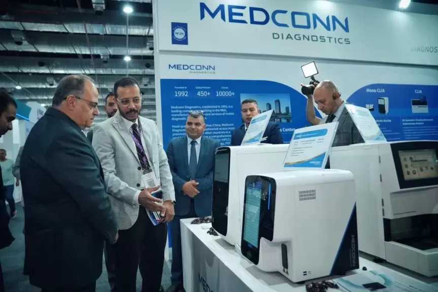 رئيس هيئة الدواء المصرية يتفقد أجنحة المعرض ويلتقي ممثلي كبرى الشركات العالمية والمحلية المشاركة بالمؤتمر