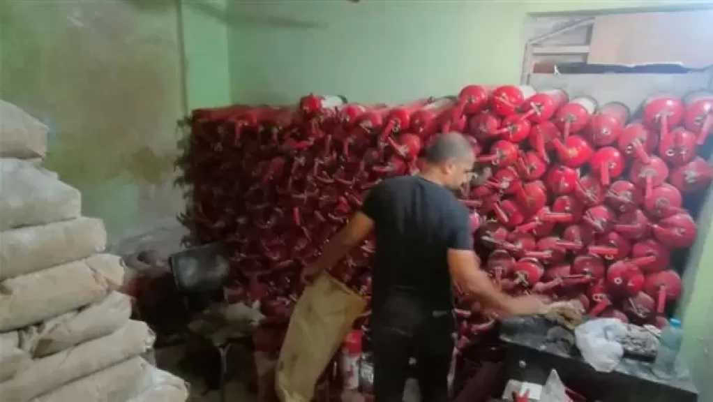 الجيزة تضبط منشأة غير مرخصة لتعبئة طفايات الحريق بمواد مجهولة المصدر بإمبابة