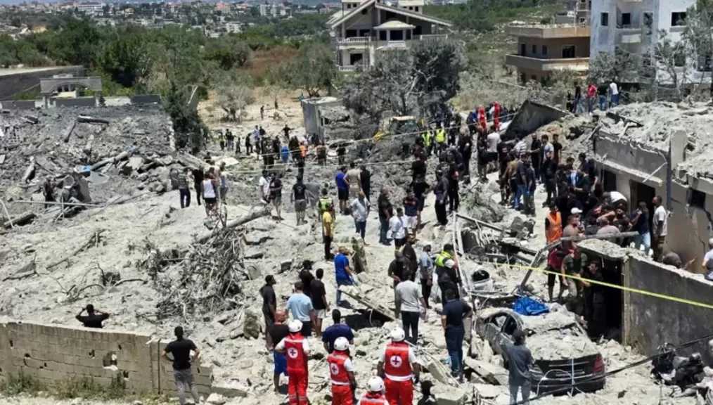 لبنان: 3 صواريخ إسرائيلية على قضاء صيدا توقع 5 ضحايا وجثامين تحت الأنقاض