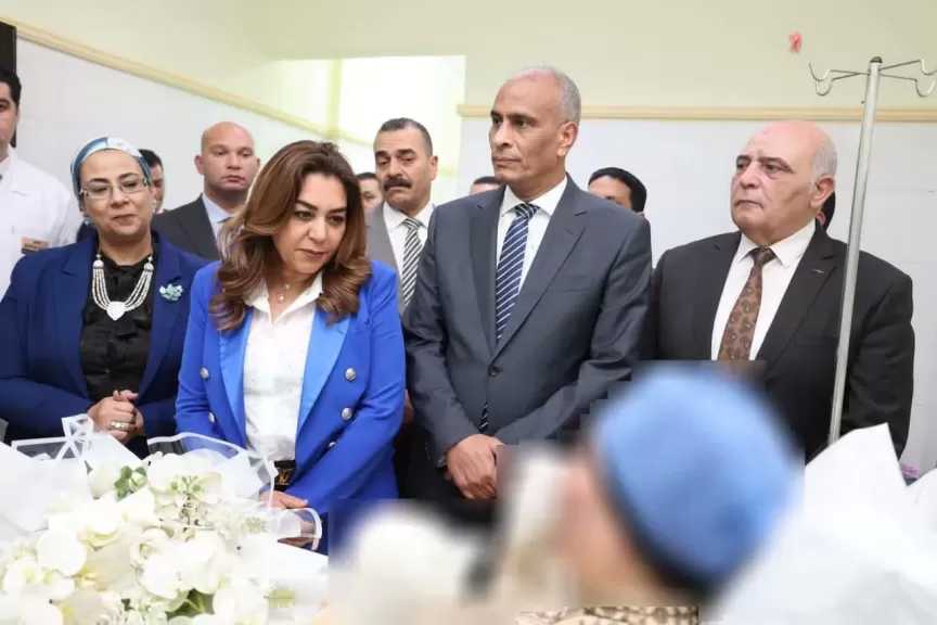 منال عوض تطمئن على رئيس قرية بالمستشفى إثر إصابتها بعد إشعال مواطن النيران بها أثناء تنفيذها قرار إزالة