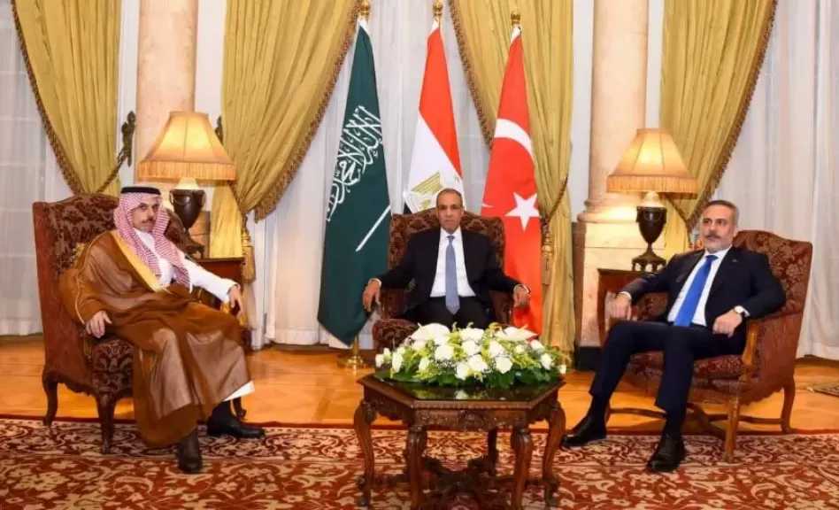 وزير الخارجية يعقد لقاء ثلاثيا مع نظيريه السعودي والتركي لبحث التطورات الإقليمية
