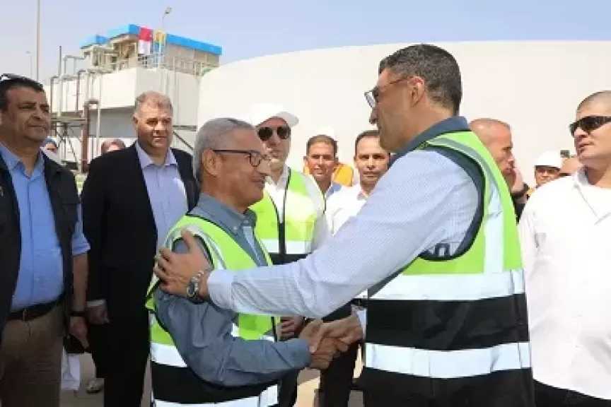 محافظ بني سويف يستقبل وزير الصناعة داخل محطة الصرف الصناعي في كوم أبو راضي