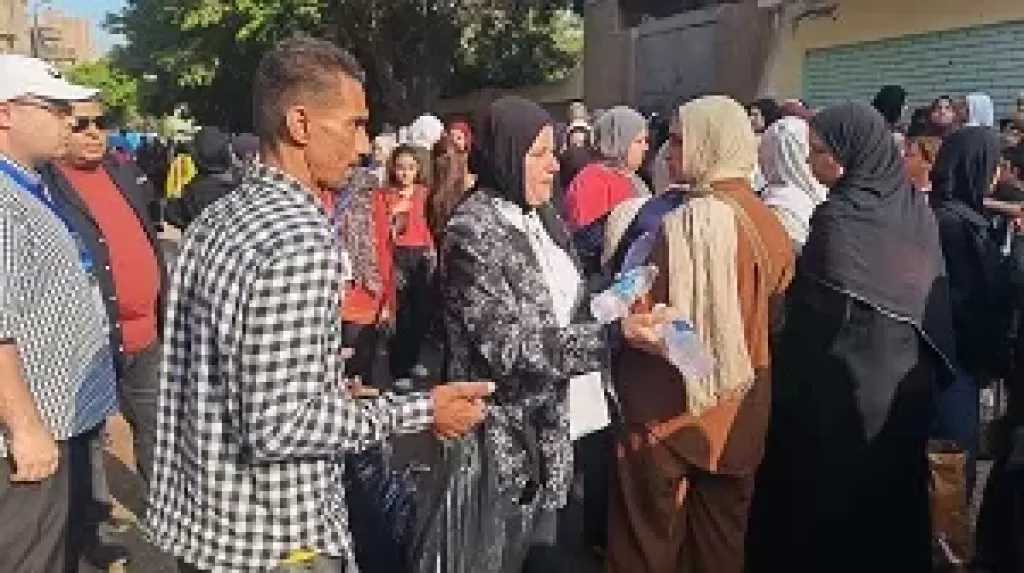 رئيس مدينة شبرا الخيمة بالقليوبية توزع المياه والعصائر على طلاب الثانوية العامة