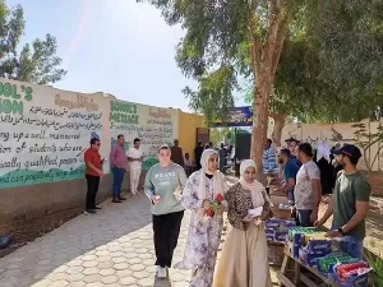 توزيع مياه وعصائر ووجبات خفيفة لطلاب الثانوية العامة بالوادي الجديد