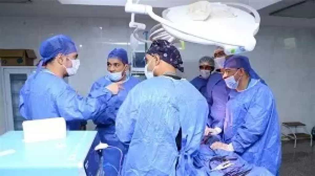 فريق طبي بأسيوط ينجح في إنقاذ طفلة من إصابة خطيرة عقب إصابتها برصاصة اخترقت شريان المخ