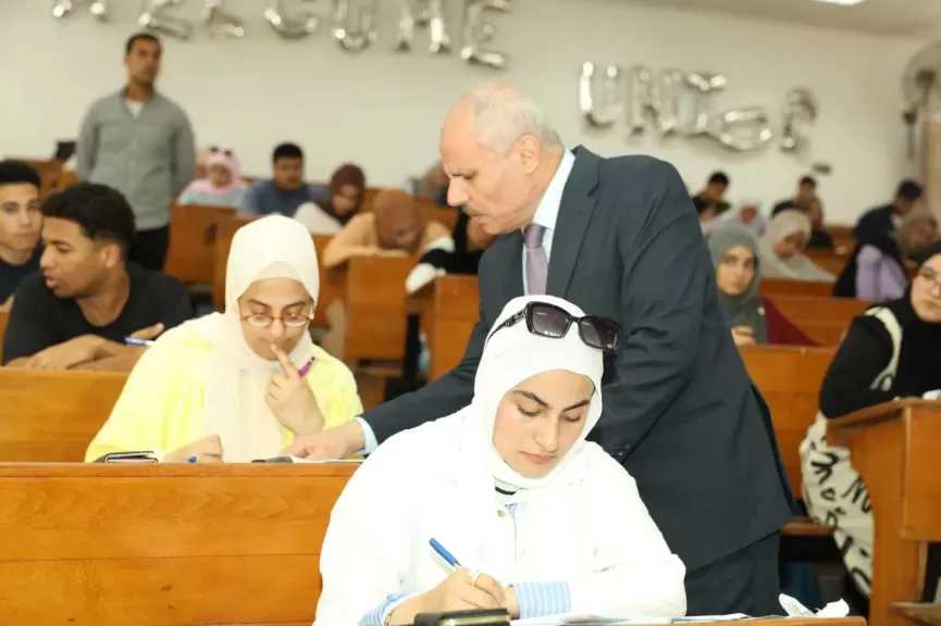 رئيس جامعة قناة السويس يتابع امتحانات الزراعة ومعهد التمريض
