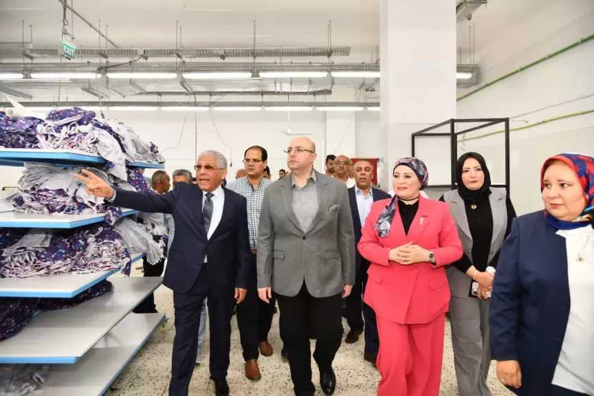 محافظ الفيوم يتفقد مصنع الغزل والنسيج بمنطقة العزب.. صور