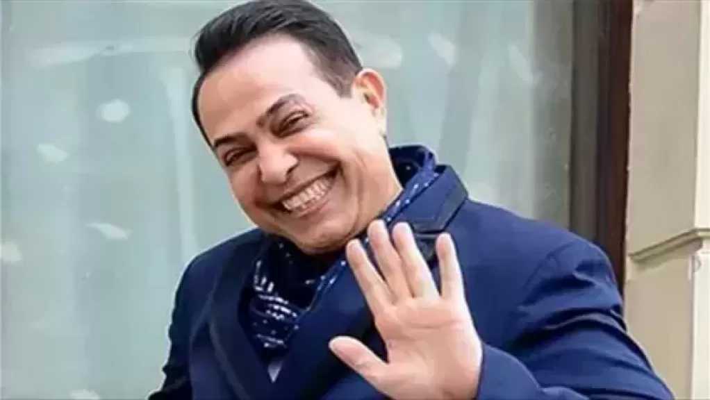 حكيم يحتفل بفوز منتخب مصر على نيوزيلندا ويشوق جمهوره بأغنية ”نص ملعب”