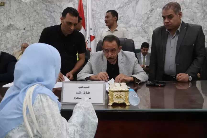 محافظ سوهاج يبحث مطالب المواطنين خلال اللقاء الجماهيري