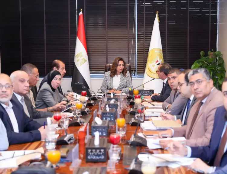 د.منال عوض: تعميم منظومة سجل البيانات البيئية الموحد على المنشآت الصناعية لتبسيط الإجراءات والتحول الرقمي