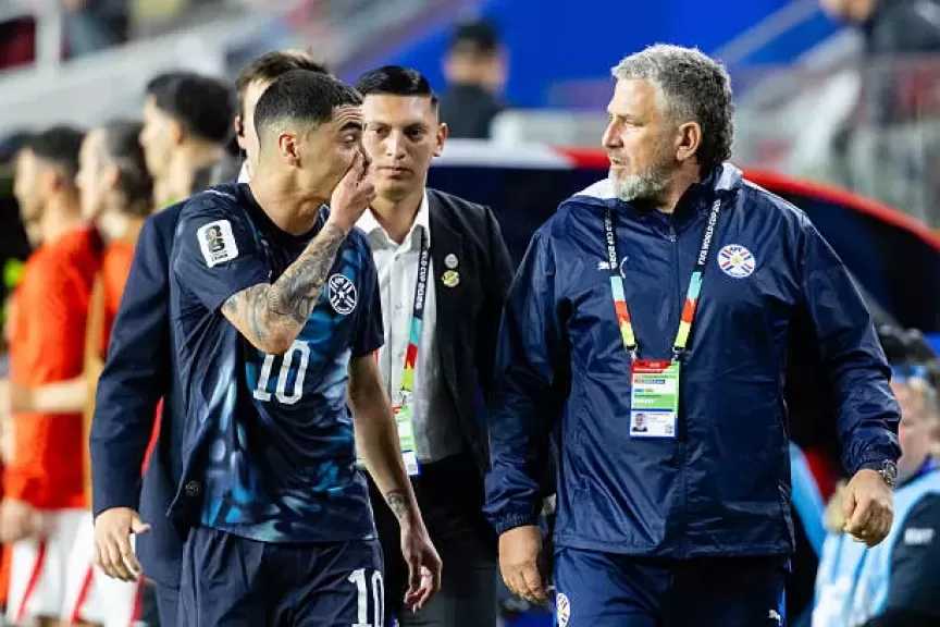 فيفا يعلن إيقاف ألميرون مباراةً واحدة بسبب واقعة تغطية فمه