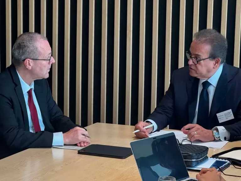 وزير الصحة يبحث مع المدير الإقليمي لمنظمة الصحة العالمية تعزيز التعاون لتنفيذ قرار أمراض الكبد الدهني