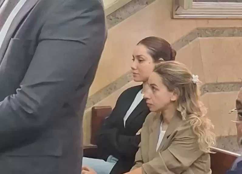 جيهان الشماشرجي تسلم نفسها للجنايات تمهيدا لبدء محاكمتها و4 آخرين بتهمة السرقة بالإكراه