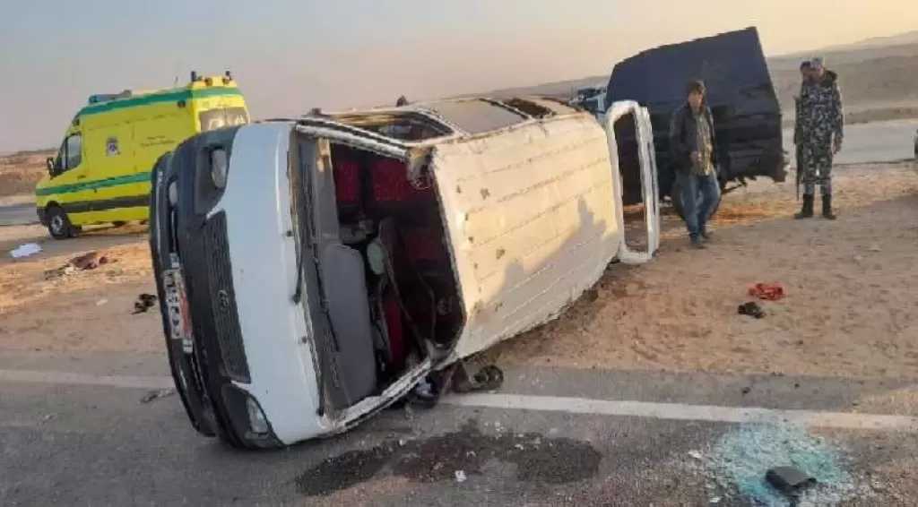 إصابة شخص في حادث انقلاب سيارة ميكروباص بطريق الخارجة - باريس بالوادي الجديد