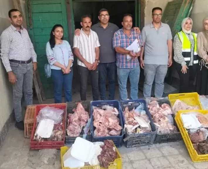 ضبط 10 أطنان سلع فاسدة ومجهولة المصدر بسوهاج