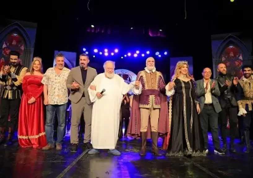ياسر جلال وأسرته يحضرون عرض «الملك لير» ويشيدون به على المسرح القومي