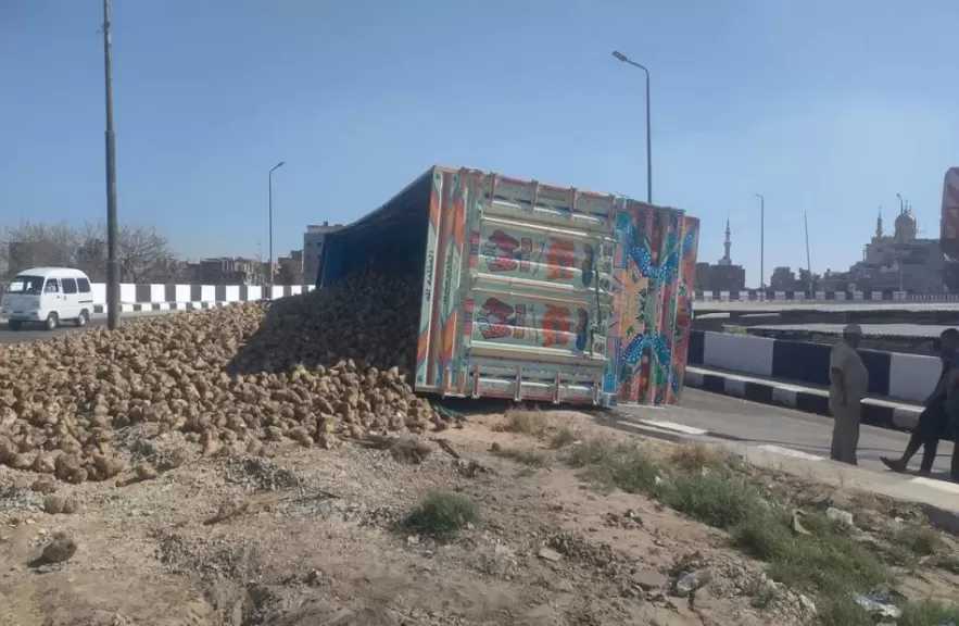 رفع سيارة نقل محملة بالبنجر عقب انقلابها أعلى كوبري منية سندوب بالدقهلية