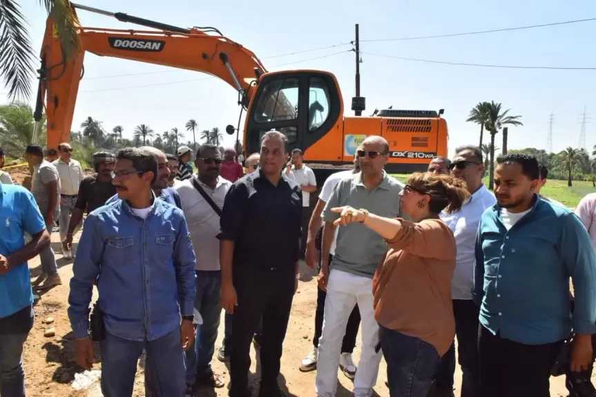 محافظ أسيوط يتفقد موقع كسر خط المياه الرئيسي ويعلن انتهاء الإصلاح