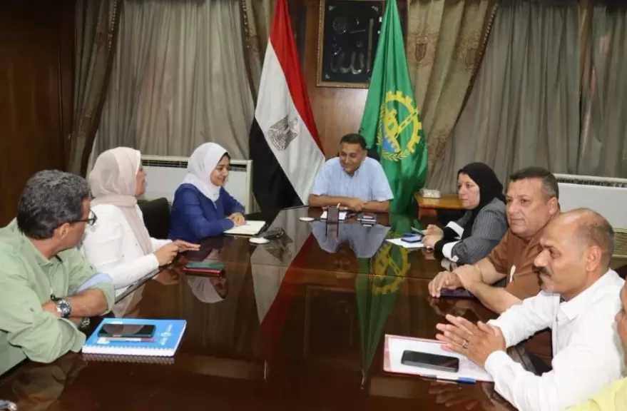 محافظ القليوبية يناقش الموقف التنفيذي لمشروعات رصف الطرق