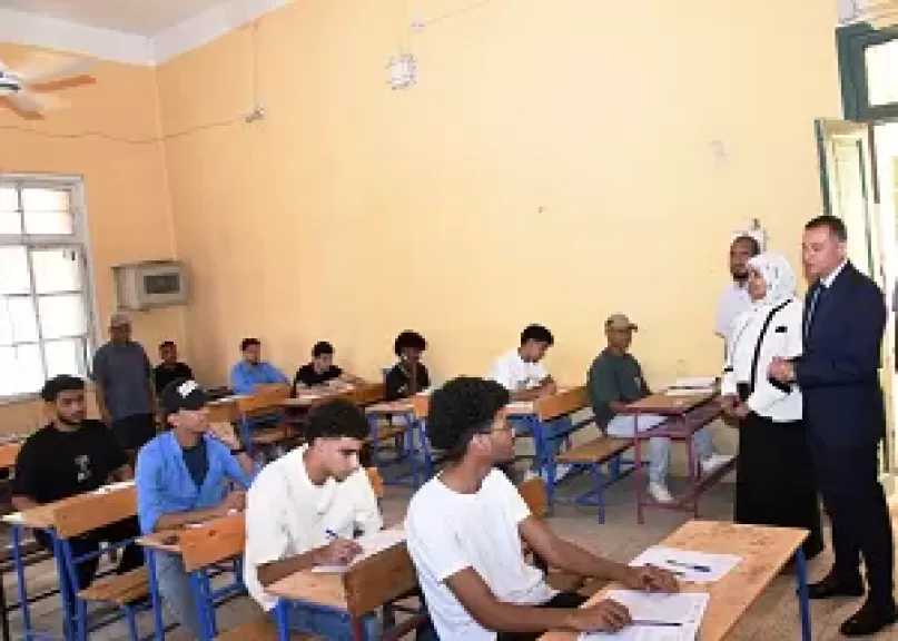 محافظ أسوان يشدد على توفير الأجواء المناسبة لطلاب الثانوية العامة داخل اللجان