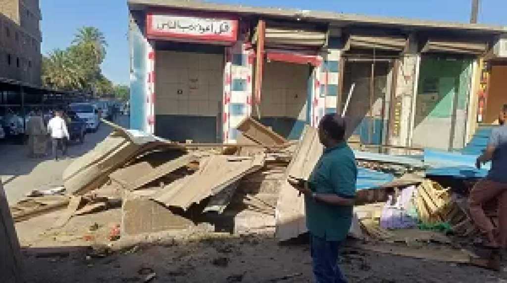 قنا.. إزالة محال بمجمع مواقف هو والألومنيوم بنجع حمادي لتطوير الخدمات