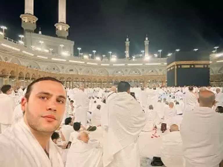 بعد حضوره افتتاح فيلم صقر وكناريا في السعودية.. محمد إمام يؤدي مناسك العمرة