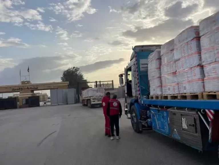 الهلال الأحمر يطلق قافلة «زاد العزة» 222 بحمولة أكثر من 4 آلاف طن من المساعدات الإنسانية الشاملة لدعم الأشقاء الفلسطينيين