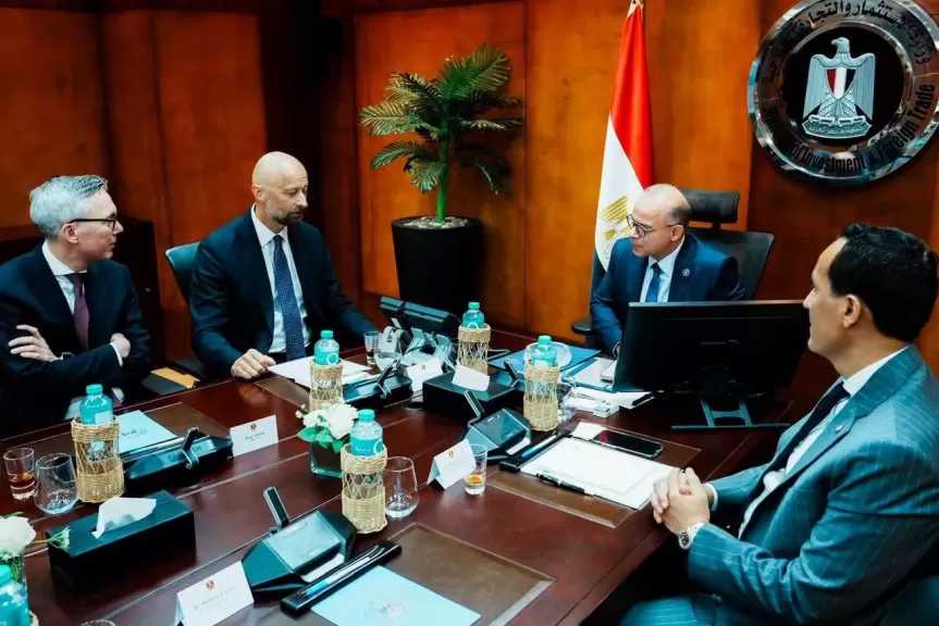 وزير الاستثمار يبحث مع مسؤولي شركة سكاتك النرويجية الخطط الاستثمارية للشركة في مشروعات الطاقة المتجددة وتحلية المياه ومراكز البيانات