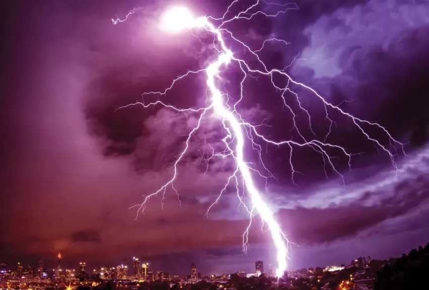 فرنسا: انقطاع الكهرباء عن 63 ألف منزل بسبب عواصف رعدية عنيفة
