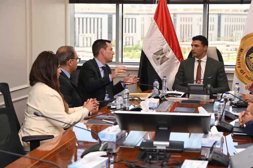 وزير الصناعة يبحث خطط شركة شنايدر إلكتريك للتوسع في السوق المصري وتعميق التصنيع المحلي