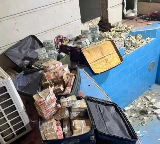 العراق يضبط 11 مليون دولار و4 مليارات دينار مع مسئول في وزارة النفط