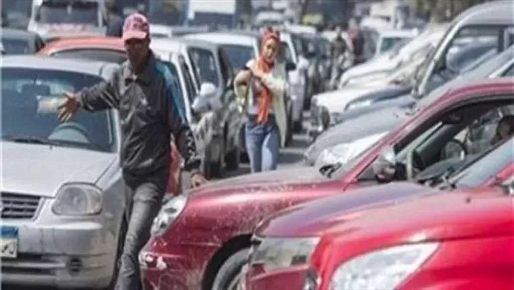 خبير مروري: الحبس سنة وغرامة 10 آلاف جنيه عقوبة ممارسة مهنة السايس بدون رخصة