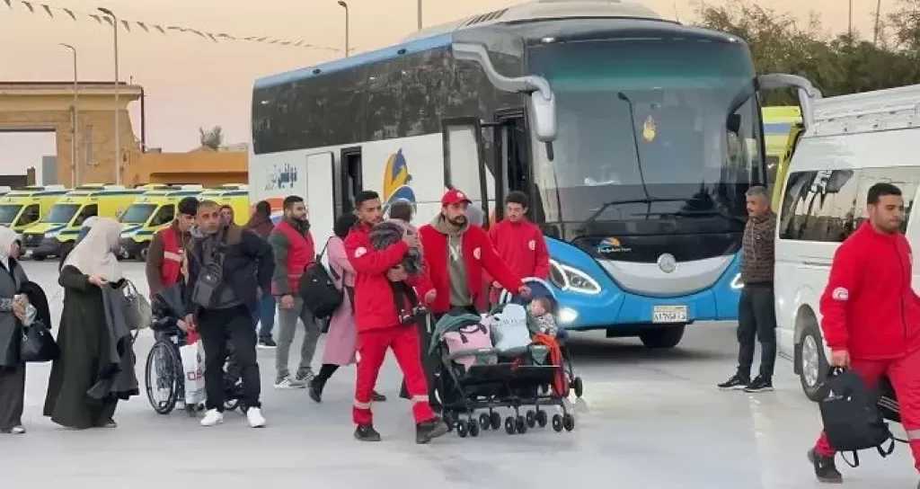 معبر رفح البري يستقبل دفعة جديدة من العائدين الفلسطينيين لقطاع غزة