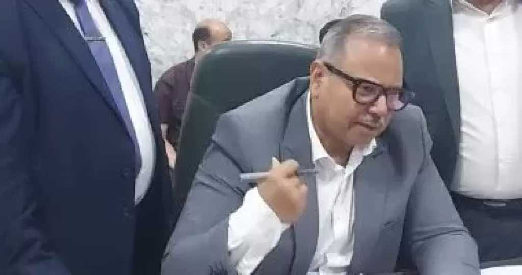 سكرتير محافظة سوهاج يوجه بتوفير وظيفة لمواطن فى القطاع الخاص